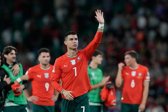 Portugal's Cristiano Ronaldo walks off the pitch after a World Cup 2026 group F qualifying soccer match between Portugal and Hungary in Lisbon, Tuesday, Oct. 14, 2025. (AP Photo/Armando Franca) <저작권자(c) 연합뉴스, 무단 전재-재배포, AI 학습 및 활용 금지>