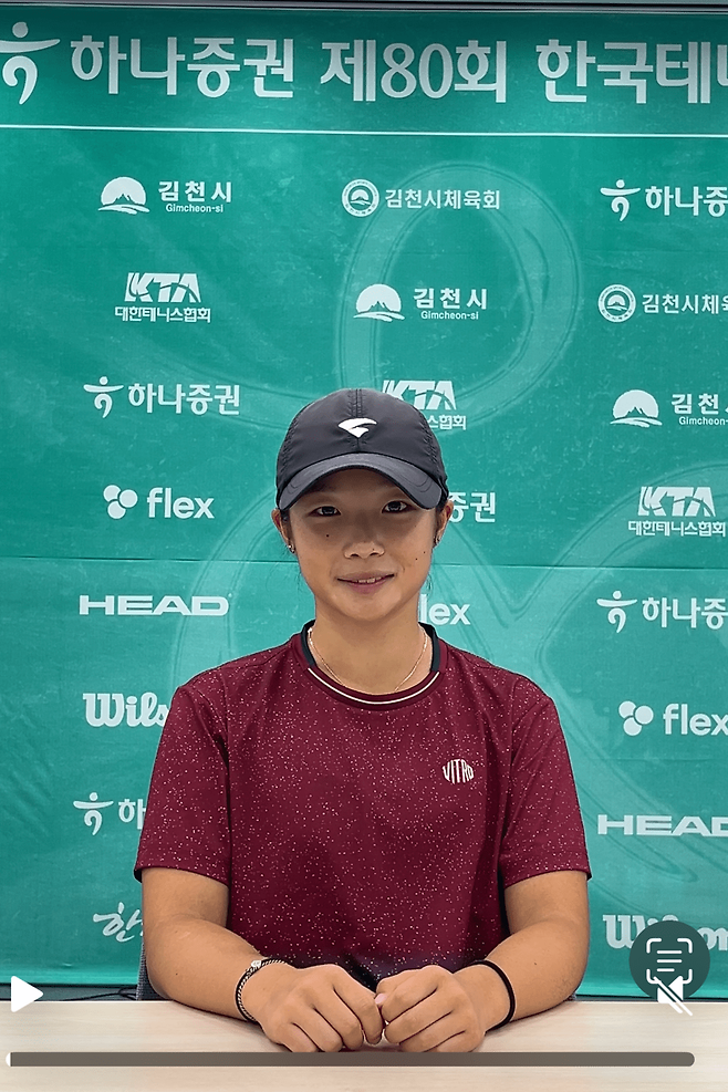 인터뷰 하는 이서아.