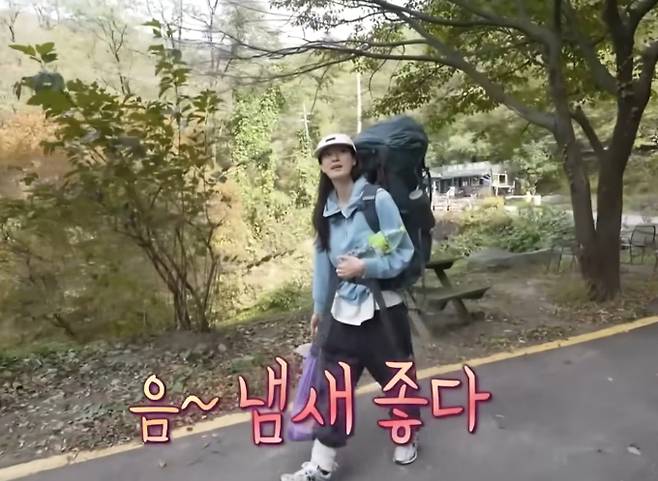 배우 옥자연이 MBC ‘나 혼자 산다’ 621회에서 대중교통 백패킹에 도전한다. 옥자연의 백패킹 장소는 어디일까? 양평 설매재자연휴양림이다. 하지만 목적지 도착 직전 600m의 급경사 오르막길이라는 난관에 부딪혀 "이게 인생의 짐"이라며 힘겨워하는 모습을 보였다. 고난 끝에 목적지에 도착한 옥자연은 언제 힘들었냐는 듯 능숙하게 캠핑 장비를 설치하며 반전 매력을 뽐냈다. 옥자연의 좌충우돌 백패킹 여정은 ‘나 혼자 산다’ 본방송에서 전부 공개된다.