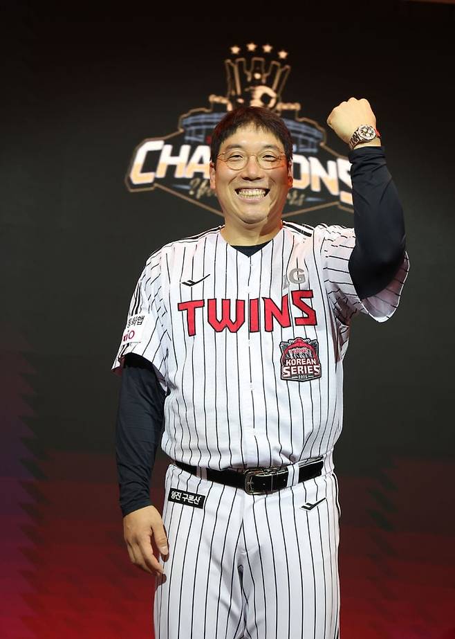 2025 프로야구 한국시리즈 MVP 김현수가 6일 축승행사에 받은 롤렉스 시계를 들어보이고 있다./LG 제공