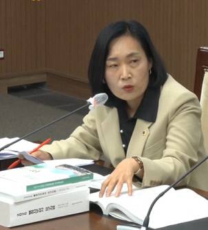 충남도의회 의회운영위원회 신순옥 의원이 7일 의회사무처 행정사무감사에서 해외출장비 부풀리기와 초과근무수당 부정수급에 대해 질의하고 있다. 충남도의회 영상회의록 갈무리