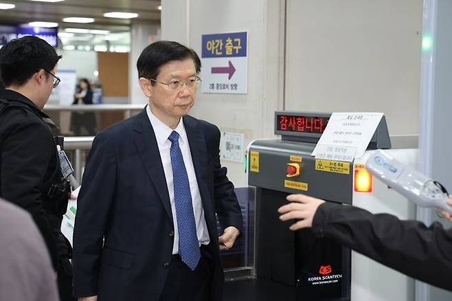 박종준 전 대통령경호처장이 7일 서울 서초구 서울중앙지법에서 열린 윤석열 전 대통령의 특수공무집행방해 등 혐의 속행 공판에 증인으로 출석하며 검색대로 향하고 있다. ⓒ연합뉴스