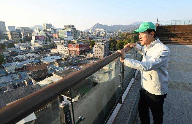 오세훈 서울시장이 7일 서울 종로구 세운상가 옥상정원에서 현장 브리핑 후 세운4구역 현장을 내려다보고 있다. ⓒ서울시