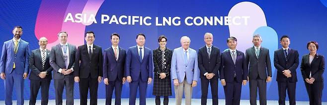지난달 30일 부산 기장군 아난티 호텔에서 열린 ‘아시아 퍼시픽 LNG 커넥트 나이트’ 전야제 행사에서 최태원 SK그룹 회장(왼쪽에서 여섯 번째) 등 참석자들이 기념 촬영을 하고 있다. SK이노베이션 제공