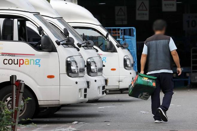 서울 시내 한 쿠팡 배송 캠프에서 택배기사가 배송 준비 작업을 하고 있다. 뉴시스
