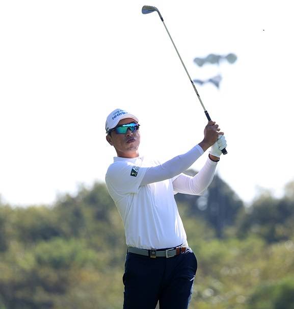 2025년 한국프로골프(KPGA) 투어 시즌 최종전 'KPGA 투어챔피언십 인 제주에 출전한 문경준 프로가 1라운드에서 경기하는 모습이다. 사진제공=KPGA (사진을 무단으로 사용하지 마십시오.)