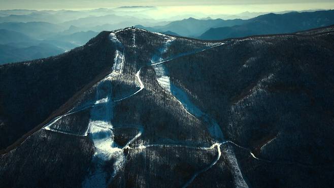 2018년 평창동계올림픽 경기장 건설을 위해 훼손된 가리왕산의 환경 문제를 다룬 다큐 ‘종이 울리는 시간’이 개봉한다. 시네마달 제공