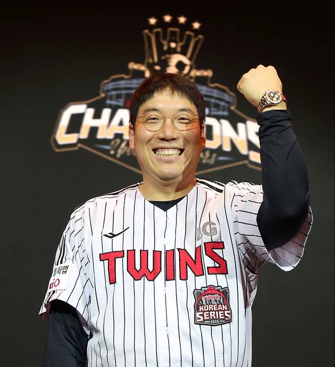 김현수가 6일 열린 축승회에서 구광모 구단주로부터 전달 받은 명품 시계를 찬 손목을 들어보이고 있다. 사진=구단 제공