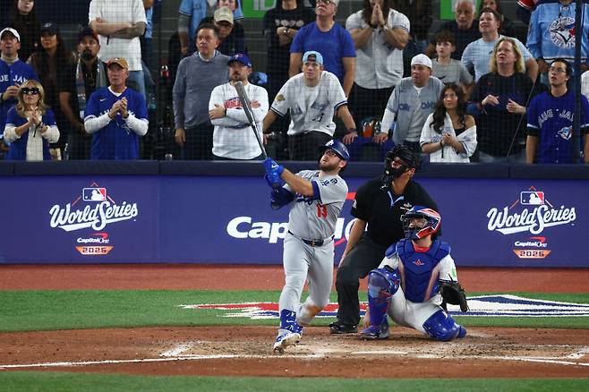 <yonhap photo-5451=""> TORONTO, ONTARIO - NOVEMBER 01: Max Muncy #13 of the Los Angeles Dodgers hits a home run against Trey Yesavage #39 of the Toronto Blue Jays during the eighth inning in game seven of the 2025 World Series at Rogers Center on November 01, 2025 in Toronto, Ontario. Vaughn Ridley/Getty Images/AFP (Photo by Vaughn Ridley / GETTY IMAGES NORTH AMERICA / Getty Images via AFP)/2025-11-02 11:56:03/ <저작권자 ⓒ 1980-2025 ㈜연합뉴스. 무단 전재 재배포 금지, AI 학습 및 활용 금지></yonhap>