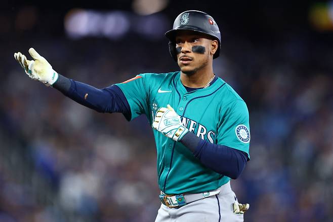 <yonhap photo-2390=""> TORONTO, ONTARIO - OCTOBER 13: Jorge Polanco #7 of the Seattle Mariners celebrates after hitting a single against the Toronto Blue Jays during the seventh inning in game two of the American League Championship Series at Rogers Centre on October 13, 2025 in Toronto, Ontario. Vaughn Ridley/Getty Images/AFP (Photo by Vaughn Ridley / GETTY IMAGES NORTH AMERICA / Getty Images via AFP)/2025-10-14 08:32:01/ <저작권자 ⓒ 1980-2025 ㈜연합뉴스. 무단 전재 재배포 금지, AI 학습 및 활용 금지></yonhap>