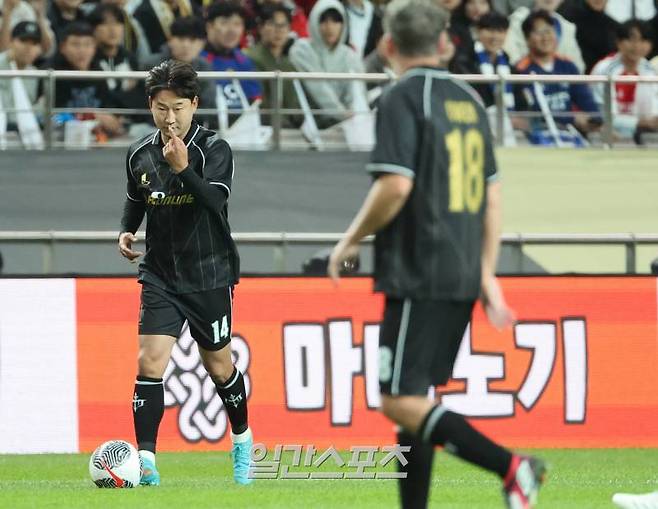 시대를 대표하는 레전드 축구 선수들이 'FC스피어'와 '실드 유나이티드' 팀을 구성, 스페셜매치를 치르는 ‘2024 넥슨 아이콘 매치'가 20일 오후 서울 마포구 서울월드컵경기장에서 열렸다. 후반 이천수가 드리블을 하고 있다. 상암=김민규 기자 mgkim1@edaily.co.kr /2024.10.20/