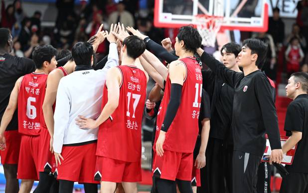 7일 경기도 안양 정관장 아레나에서 열린 2025~26 프로농구 정규리그 안양 정관장전을 승리로 장식한 SK 선수들. KBL 제공