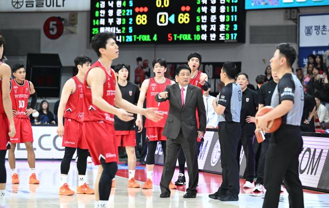 7일 경기도 안양 정관장 아레나에서 열린 2025~26 프로농구 정규리그 서울 SK전 마지막 공격에서 파울이 불리지 않자 항의하는 정관장 선수단. KBL 제공