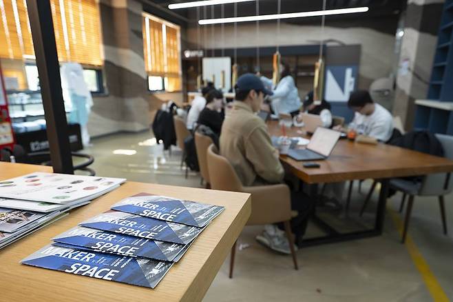 많은 시제품 제작 지원이 중소기업 및 디자인 기업, 특허 등에 몰려있다. 지원을 받기 어렵다면 근처의 메이커스페이스를 찾아가 보는 게 우선이다 / 출처=IT동아