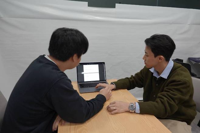 박규영 대표와 김상윤 CTO가 나노가드 AI에 대해 의견을 나누는 모습 / 출처=IT동아