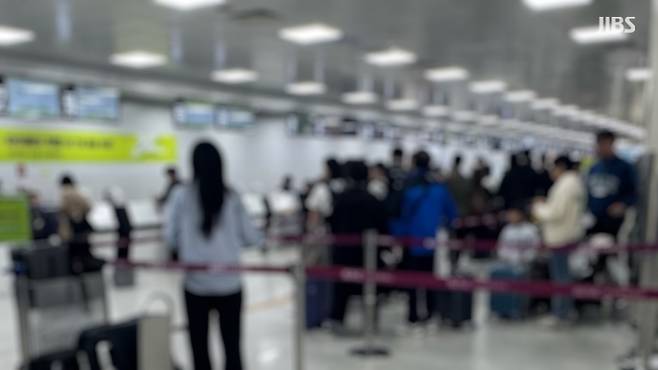 제주공항 출발층 수속 카운터 앞. 승객들이 구불구불 길게 줄을 서 있다.