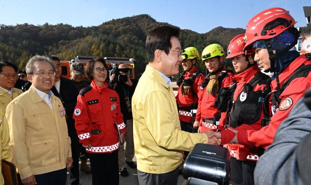 ▲ 이재명 대통령이 6일 원주 산림항공본부를 찾아 산불진화 관·군 합동훈련 참관에 앞서 대원들과 악수를 하며 격려하고 있다. 김정호 기자
