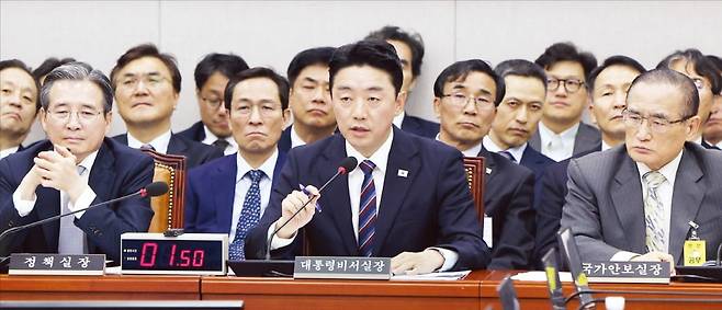 강훈식 대통령 비서실장이 6일 국회 운영위원회 국정감사에서 질의에 답변하고 있다. 강 실장은 김현지 제1부속실장 실세설과 관련해 “인사위원장으로서 모든 인사는 투명하고 민주적으로 진행되고 있다고 말씀드릴 수 있다”고 말했다. 왼쪽부터 김용범 정책실장, 강 실장, 위성락 국가안보실장. /김범준 기자