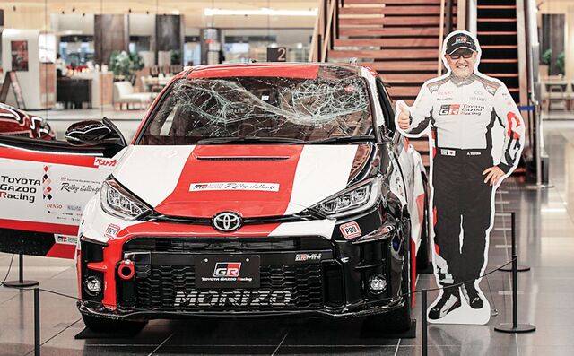 전면 유리가 깨진 GR 야리스가 토요타 테크니컬센터 시모야마 안내센터에 전시돼 있다. 옆엔 모리조(도요타 아키오 토요타 회장이 드라이버로 활동할 때 사용하는 예명)의 등신대가 있다. 이 차량은 2023년 11월 모리조가 직접 테스트 주행을 하다 전복됐던 차다. 토요타 제공