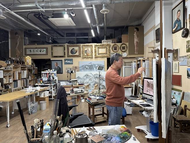 초상화가로 유명한 이원희 작가가 경기도 고양시 삼송 작업실에서 그림을 그리고 있다. <이향휘 기자>