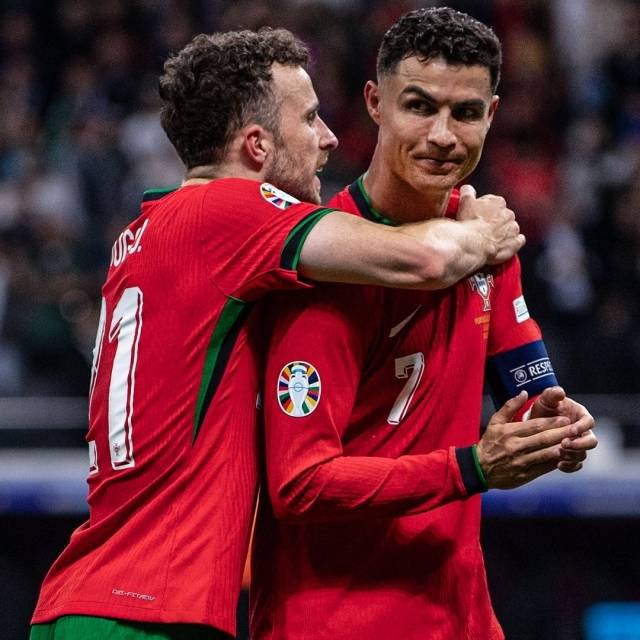 호날두는 그동안 침묵했다. 조타의 사망 소식이 전해진 직후 SNS를 통해 “믿기지 않는다. 우리는 얼마 전만 하더라도 함께 국가대표팀에 있었다. 그리고 너는 이제 결혼을 했잖아. 가족, 아내, 아이들에게 모든 위로를 전한다. 너와 안드레가 항상 그들과 함께할 것이라고 믿는다. 편히 쉬어. 우리 모두 너희를 그리워할 거야”라고 애도했다. 사진=X