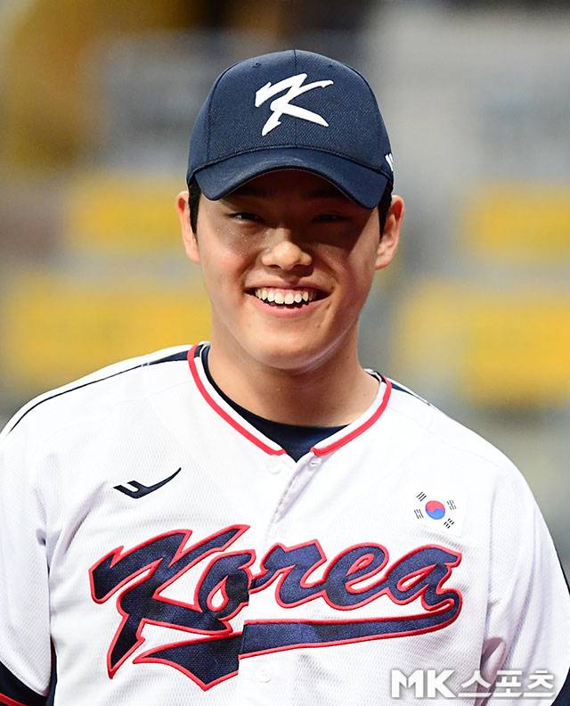 아시안게임 4연패에 도전하는 항저우 아시안게임 야구대표팀이 2023년 9월 26일 오후 서울 고척스카이돔에서 상무와의 연습 경기를 가졌다. 상무 선발로 나선 대표팀 문동주가 2회말 실점없이 이닝을 마친 후 더그아웃으로 향하고 있다. 한편 아시안게임 야구대표팀은 27일 고척 스카이돔에서 훈련을 가진 후 28일 중국 항저우로 출국, 다음달 1일 홍콩과 조별리그 1차전을 치른다. 사진=김영구 기자