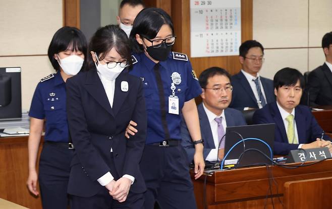 도이치모터스 주가조작과 명태균 공천개입, 통일교 청탁·뇌물 수수 의혹 혐의 등으로 구속기소 된 김건희 여사가 지난 9월24일 오후 서울 서초구 서울중앙지방법원에서 열린 첫 재판에 출석하고 있다. /사진=뉴시스