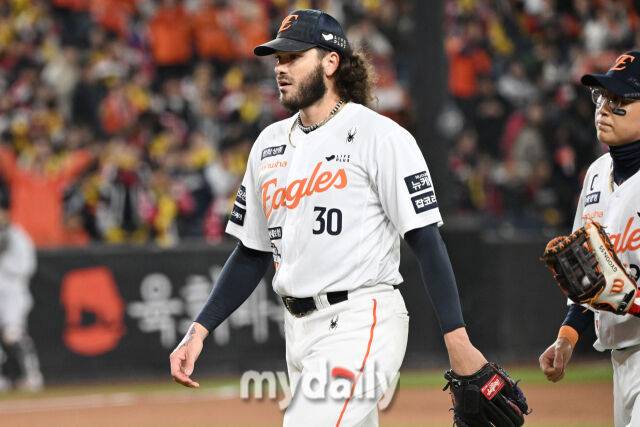 29일 대전 한화생명 볼파크 야구장에서 열린 '2025 신한 SOL 뱅크 KBO 한국시리즈 3차전' LG 트윈스와 한화 이글스 경기. 한화 선발 폰세가 2회초 수비를 마치고 더그아웃으로 들어서고 있다./마이데일리