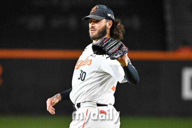 29일 대전 한화생명 볼파크 야구장에서 열린 '2025 신한 SOL 뱅크 KBO 한국시리즈 3차전' LG 트윈스와 한화 이글스 경기. 한화 선발 폰세가 투구 준비를 하고 있다./마이데일리