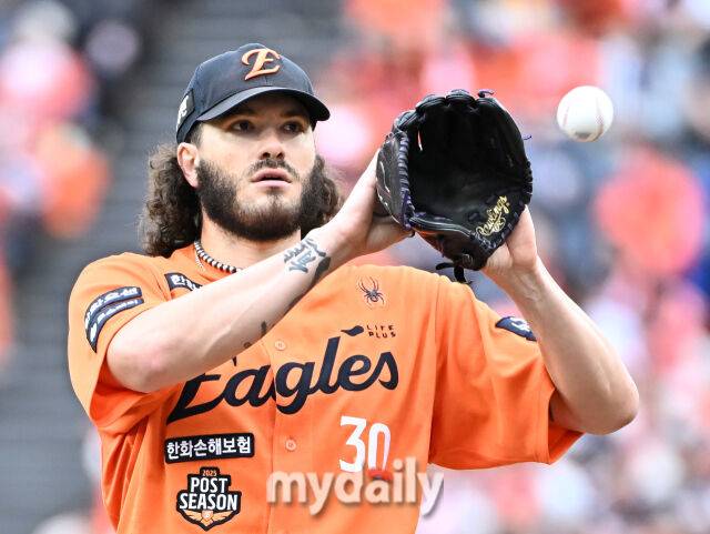 18일 오후 대전광역시 중구 대전 한화생명볼파크에서 진행된 '2025 프로야구 KBO리그 포스트시즌' 플레이오프(PO) 1차전 한화이글스와 삼성라이온즈의 경기 한화 폰세가 선발등판 하고 있다./마이데일리