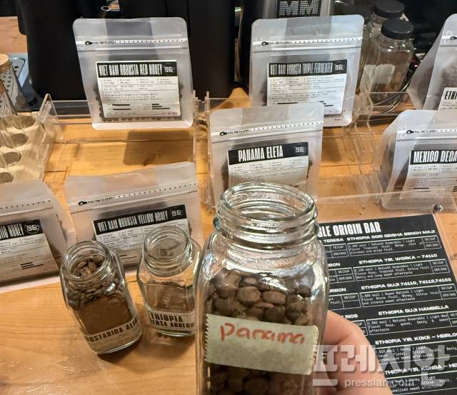 ▲ 베트남에도 우리나라 못지않게 세계 각국의 고급 커피를 취급하는 곳이 카페들이 곳곳에 있다. ⓒ프레시안(문상윤)