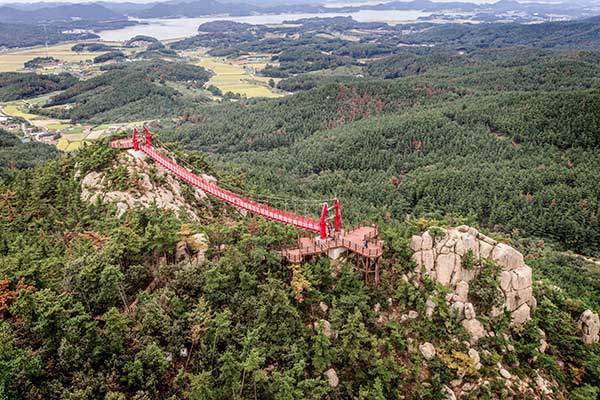 2023년 조성된 백화산 구름다리. 두 개의 암봉인 '봉봉대'를 잇고 있다. 태안과 서산 일원이 훤하고, 국내 최초, 최대 해양생물보호구역이라는 가로림만이 북쪽에 펼쳐진다.