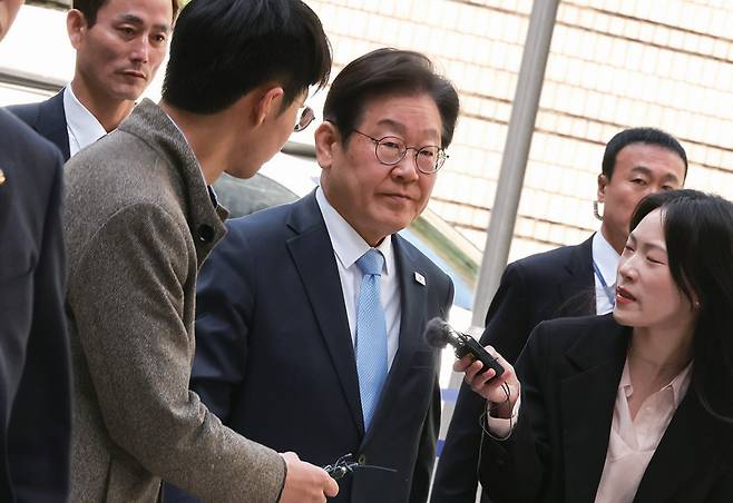 이재명 더불어민주당 당시 대표가 4월15일 서울 서초구 서울중앙지방법원에서 열린 대장동 배임 및 성남FC 뇌물 혐의 1심 속행 공판에 출석하고 있다. ⓒ시사저널 박정훈