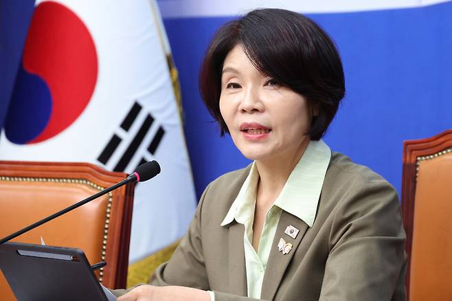 한정애 더불어민주당 정책위의장이 10월21일 국회에서 주택시장안정화TF 명단발표 및 10.15 부동산 대책에 대해 설명하고 있다. ⓒ시사저널 박은숙