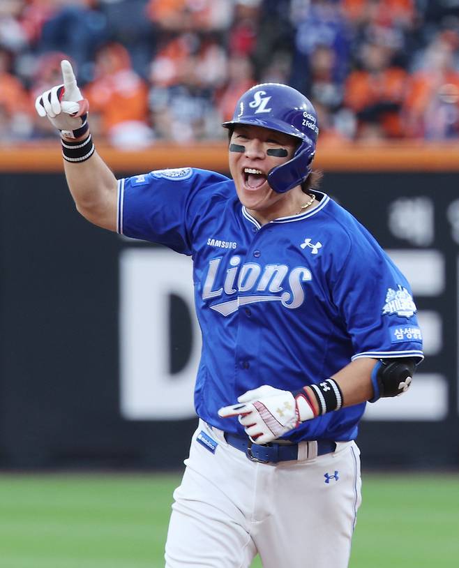 삼성 강민호는 5일 발표된 2026년 프리에이전트(FA) 자격 선수 30명 가운데 최고령 선수다. 올해도 FA를 신청할 것으로 예상되는 그는 어느덧 4번째 FA를 앞두고 있다. 강민호가 이번에도 FA 계약을 성사시키면 KBO 역사상 최초로 4번째 FA 계약을 만든 선수가 된다. 더불어 FA 200억 원 클럽에도 가입할 전망이다. 뉴시스