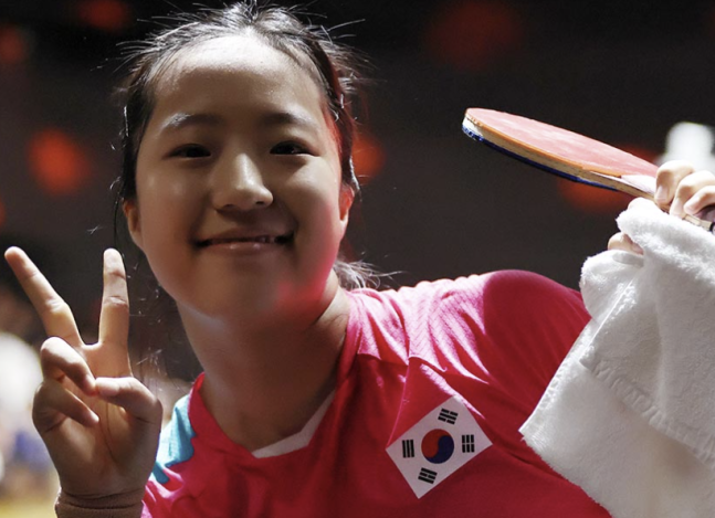 ▲ WTT는 \"신유빈이 잊지 못할 일주일을 보내고 있다. 올해 중국 베이징에서 한국 선수 최초로 그랜드 스매시 여자 단식 4강에 오른 데 이어 프랑스 땅에서도 또 한 번 새 역사를 써냈다\"며 눈부신 성장세를 조명했다. ⓒ WTT