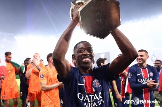 우스만 뎀벨레가 리그1 우승컵을 들고 기뻐하고 있다. /AFPBBNews=뉴스1