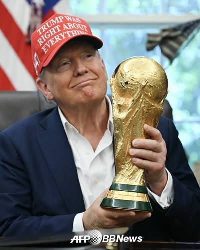 월드컵 우승컵을 든 도널드 트럼프 미국 대통령. /AFPBBNews=뉴스1