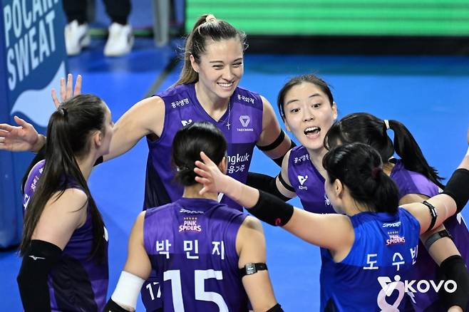 흥국생명 선수들이 7일 화성종합실내체육관에서 열린 진에어 2025~2026 프로배구 V-리그 여자부 경기 IBK기업은행전에서 득점에 성공한 뒤 기뻐하고 있다. /사진=한국배구연맹(KOVO) 제공