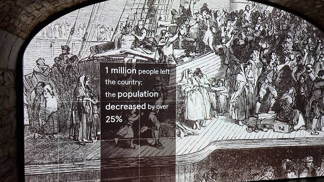 대기근으로 미국으로 떠나는 아일랜드인의 대이민을 묘사한 더블린 아일랜드역사박물관의 전시물. 손호철 제공