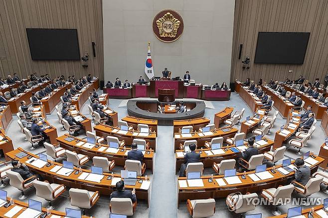2026년도 정부 예산 심의를 위한 예결위 전체회의 개회 (서울=연합뉴스) 황광모 기자 = 한병도 국회 예결위원회 위원장이 6일 국회 예결위 회의장에서 열린 전체회의를 개회하고 있다.
이날 국회 예결위는 정부가 제출안 2026년도 예산 심의에 본격 돌입했다. 2025.11.6 hkmpooh@yna.co.kr