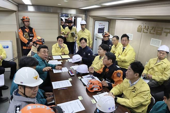 8일 울산시 용잠동 화력발전소 붕괴 현장에서 김민석 국무총리 주재로 상황판단회의가 열렸다.