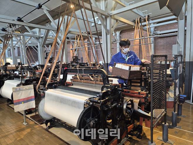 도요다 사키치가 1924년에 발명한 ‘G형-자동직기’는 종합적 성능과 경제성에서 세계 제일이라 평가받으며 각국의 섬유산업 발전에 크게 기여했다. 사키치의 아들인 토요다 키이치로가 영국의 플랫 브라더스에 G형-자동직기 특허권을 매각한 자금으로 자동차 사업을 시작했다. (사진=이윤화 기자)