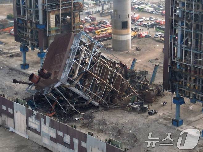 7일 울산 남구 동서발전 울산화력발전소 보일러 타워 붕괴현장에서 소방대원들이 매몰자 수색 및 구조작업을 벌이고 있다. 2025.11.7/뉴스1 ⓒ News1 황기선 기자