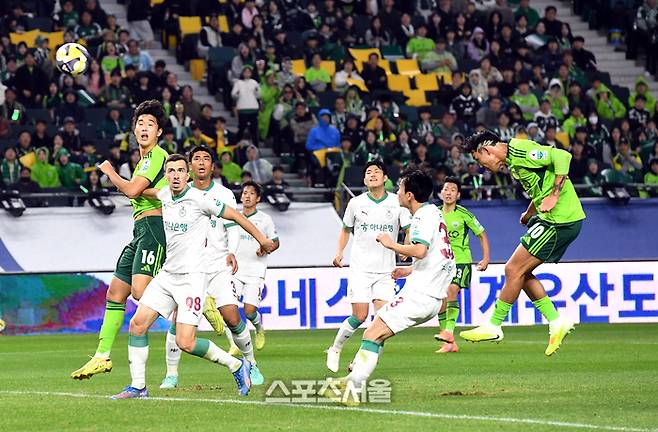 전북 현대 송민규(맨 오른쪽)가 8일 전주월드컵경기장에서 열린 하나은행 K리그1 대전 하나 시티즌과 경기에서 헤더로 선제골을 넣고 있다. 2025. 11. 8. 전주 | 박진업 기자 upandup@sportsseoul.com