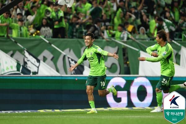 전북현대 송민규가 8일 전주월드컵경기장에서 치러진 대전하나시티즌과의 하나은행 K리그1 2025 36라운드 경기에서 득점 후 세리머니 중이다. /사진=한국프로축구연맹