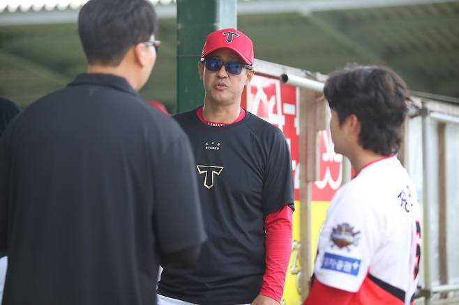 KIA 타이거즈 타카하시 켄 2군 투수코치(가운데). 사진제공=KIA 타이거즈