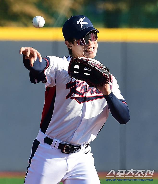 수비훈련을 하고 있는 송성문.