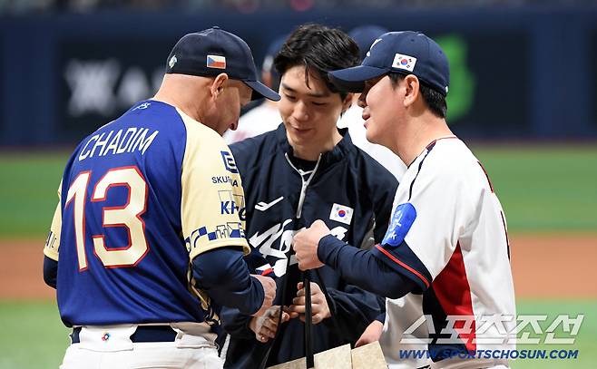 2025 K-BASEBALL SERIES 대한민국과 체코의 평가전이 8일 고척스카이돔에서 열렸다. 파벨 하딤 감독과 류지현 감독이 인사를 나누고 있다. 고척=박재만 기자 pjm@sportschosun.com/2025.11.08/