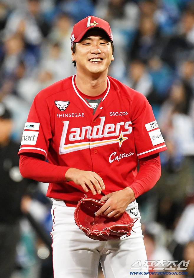 14일 대구 라이온즈파크에서 열린 삼성과 SSG의 준PO 4차전. 5회말 SSG 선발 김광현이 삼성 전병우 장타성 타구가 야수정면으로 향하자 안도의 한숨을 내쉬고 있다. 대구=박재만 기자 pjm@sportschosun.com/2025.10.14/